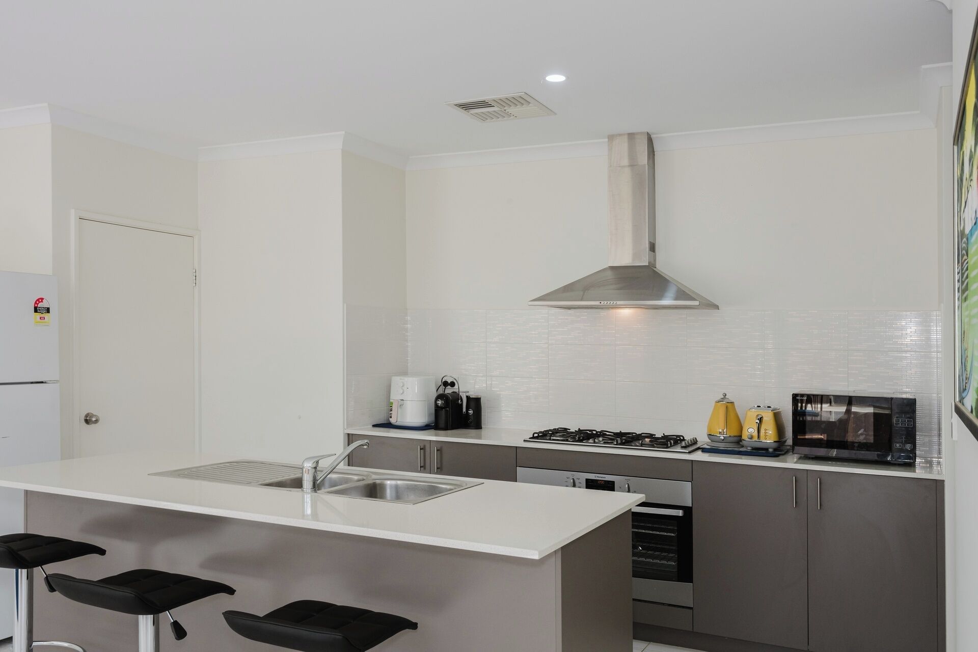 Réfrigérateur, micro-ondes, four, plaque de cuisson