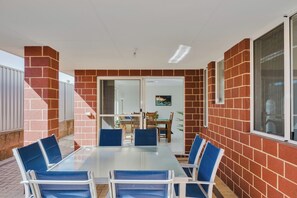 Outdoor dining - Byford Bliss - Your Perfect Getaway! (Byford)