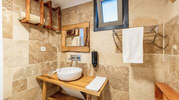 Family Oda, Balkon, Bahçe Manzaralı | Banyo | Saç kurutma makinesi, havlu, sabun, şampuan