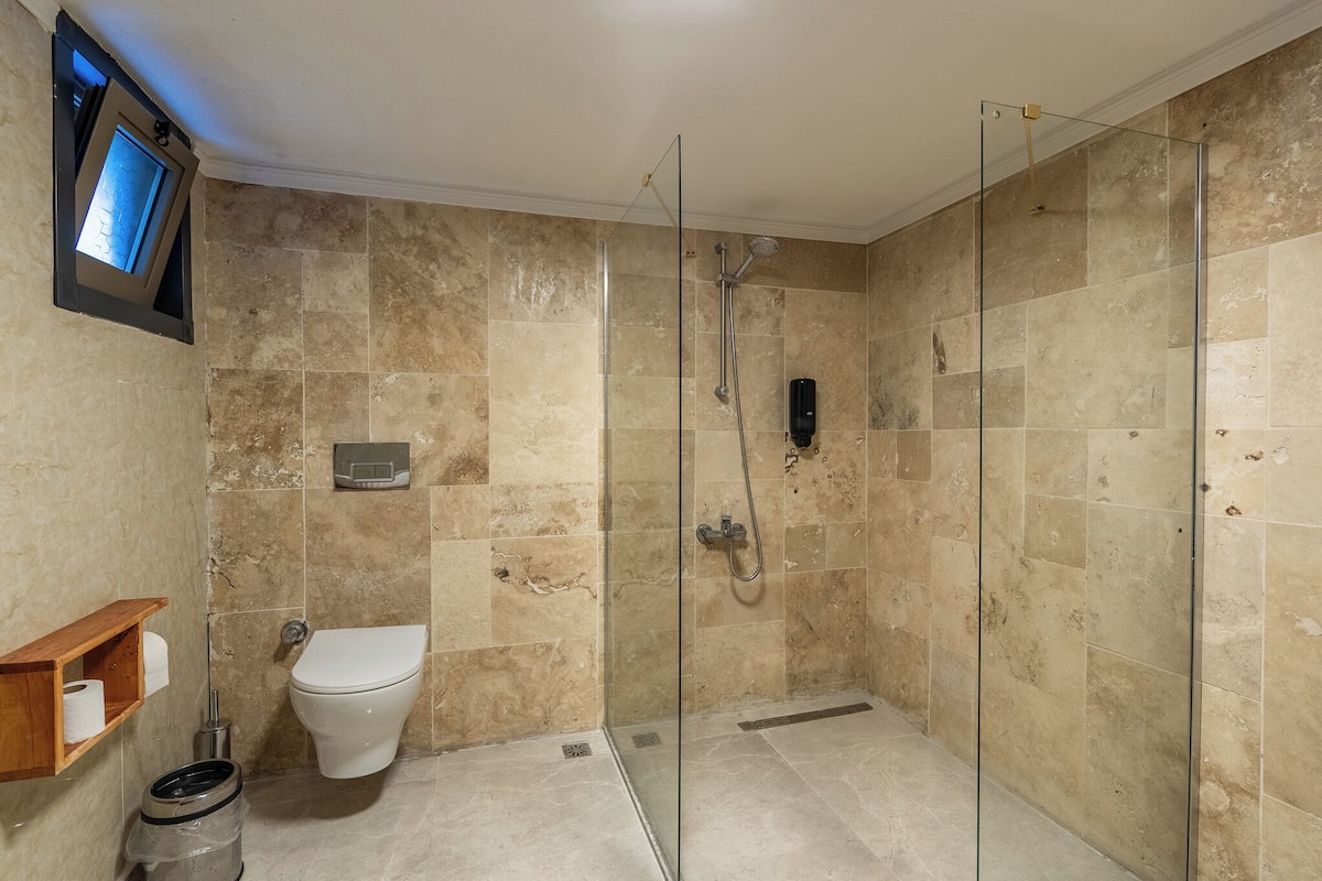 Family Room, Balcony, Garden View | Bathroom | Hair dryer, towels, soap, shampoo