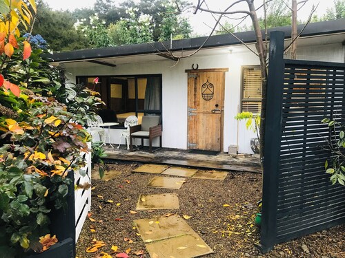 River cottage- romantic country getaway, fire pit, bath tub, and sauna access.