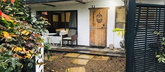 River cottage- romantic country getaway, fire pit, bath tub, and sauna access.