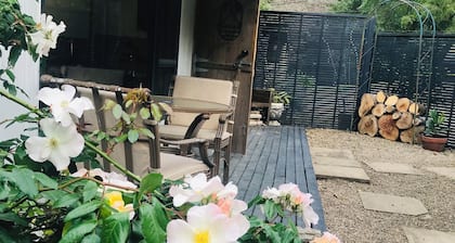 River cottage- romantic country getaway, fire pit, bath tub, and sauna access.