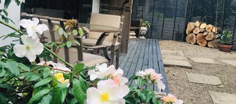 River cottage- romantic country getaway, fire pit, bath tub, and sauna access.