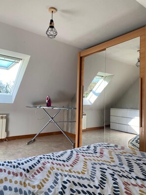 2 chambres, fer et planche à repasser, Wi-Fi, draps fournis