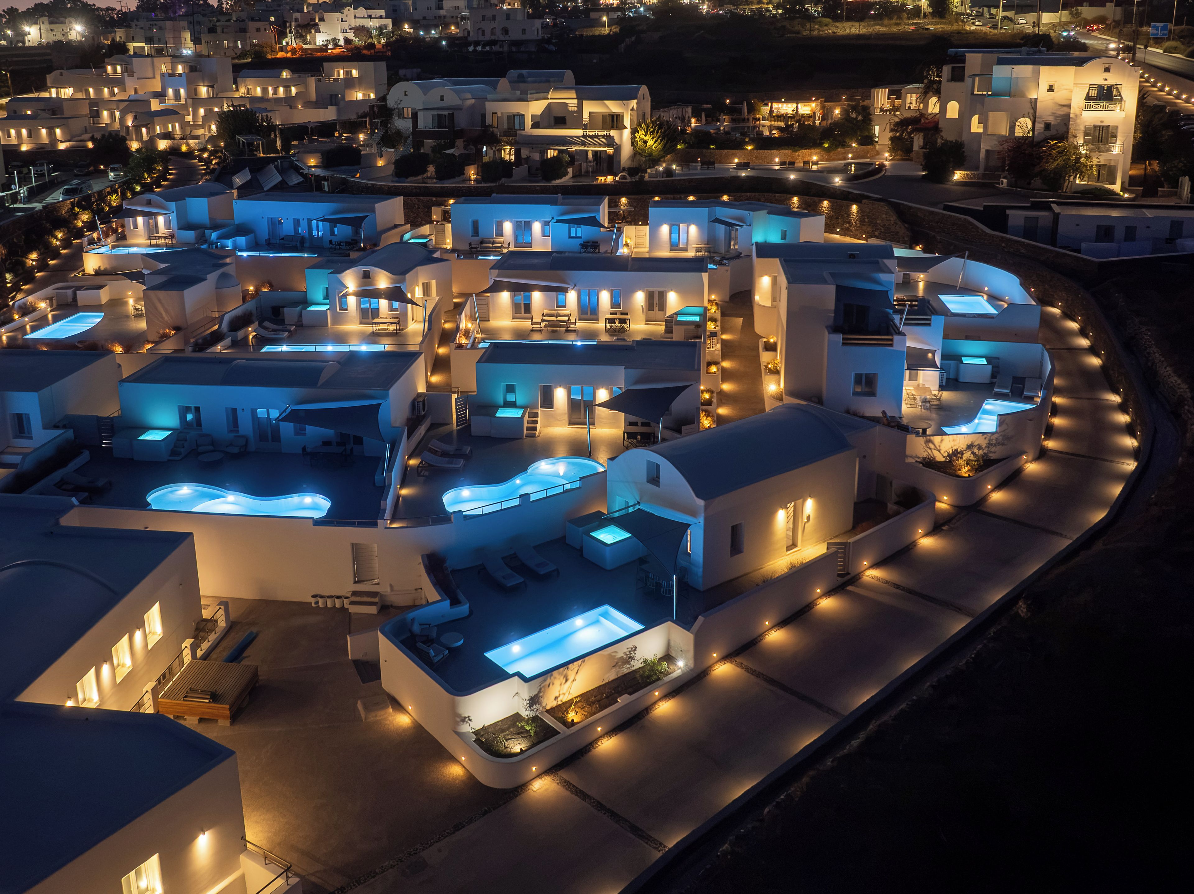 Ein modernes Resort mit mehreren Schwimmbecken, einem zentralen Innenhof und verschiedenen Gästezimmern.