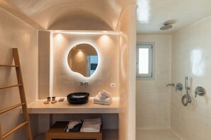Free toiletries, hair dryer, slippers, towels - Oikos Santorini Living Concept (Grand Opening May 2026) (Santorini)