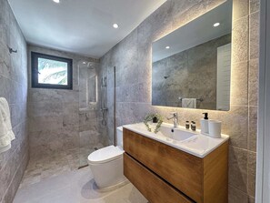 Dusche, Haartrockner, Handtücher