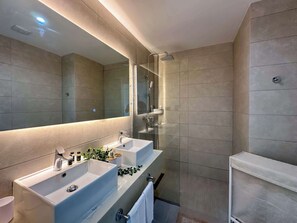 Shower, hair dryer, towels