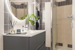 Dusche, Haartrockner, Bidet, Handtücher