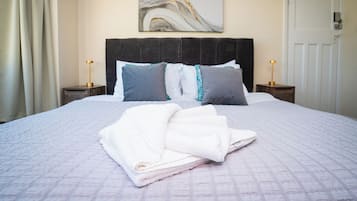 Habitación Deluxe doble, vistas a la colina | Escritorio, tabla de planchar con plancha, wifi gratis