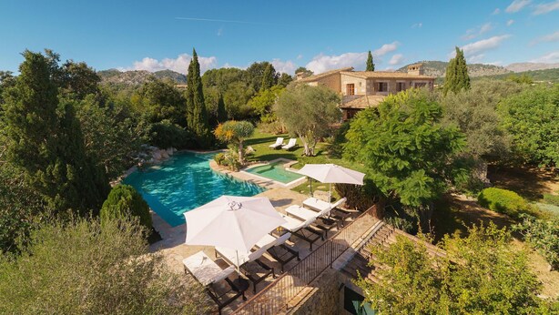 A villa with a swimming pool, outdoor seating, and lush greenery. - Villa Reco de Marina (Sa Pobla)
