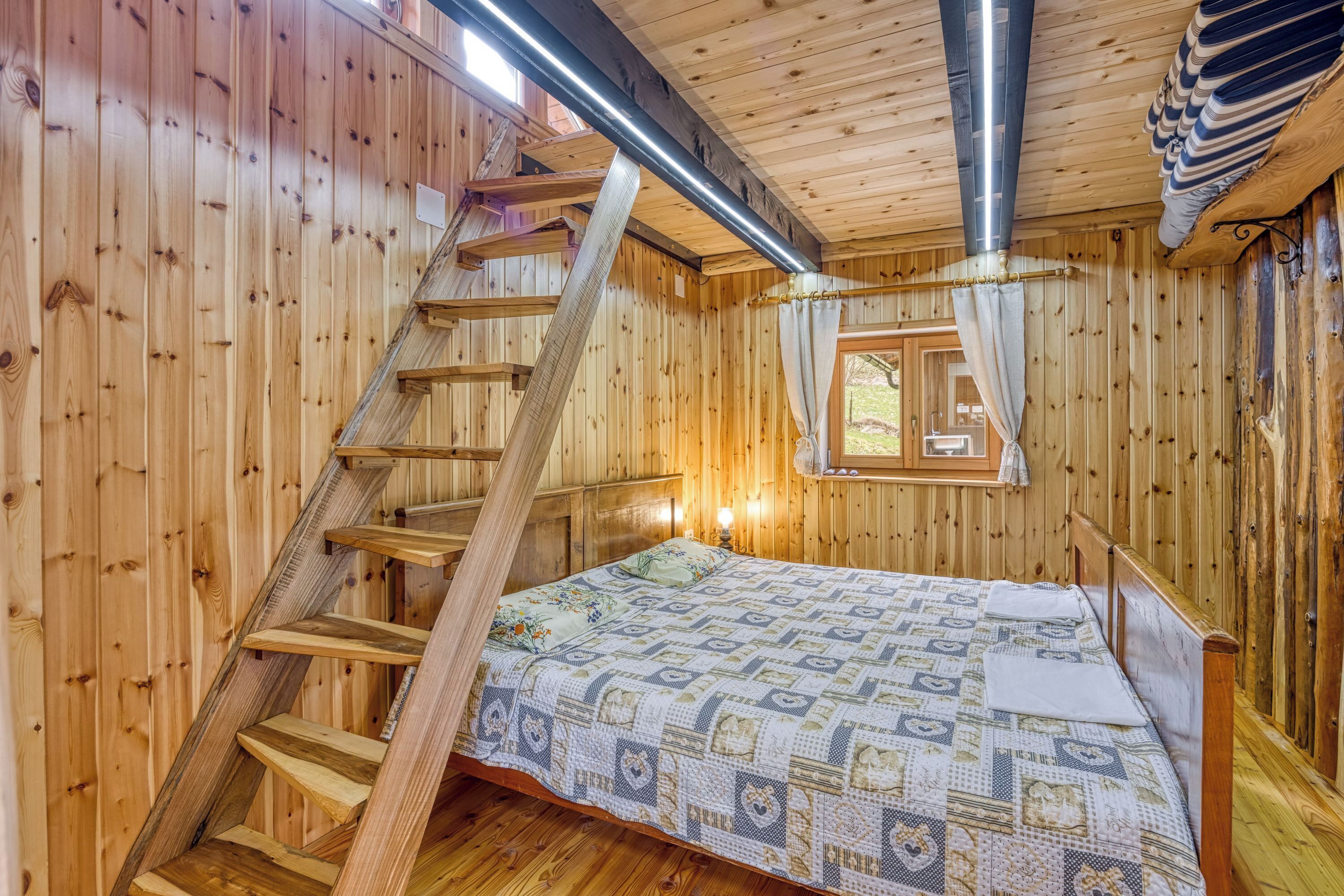 1 bedroom, bed sheets