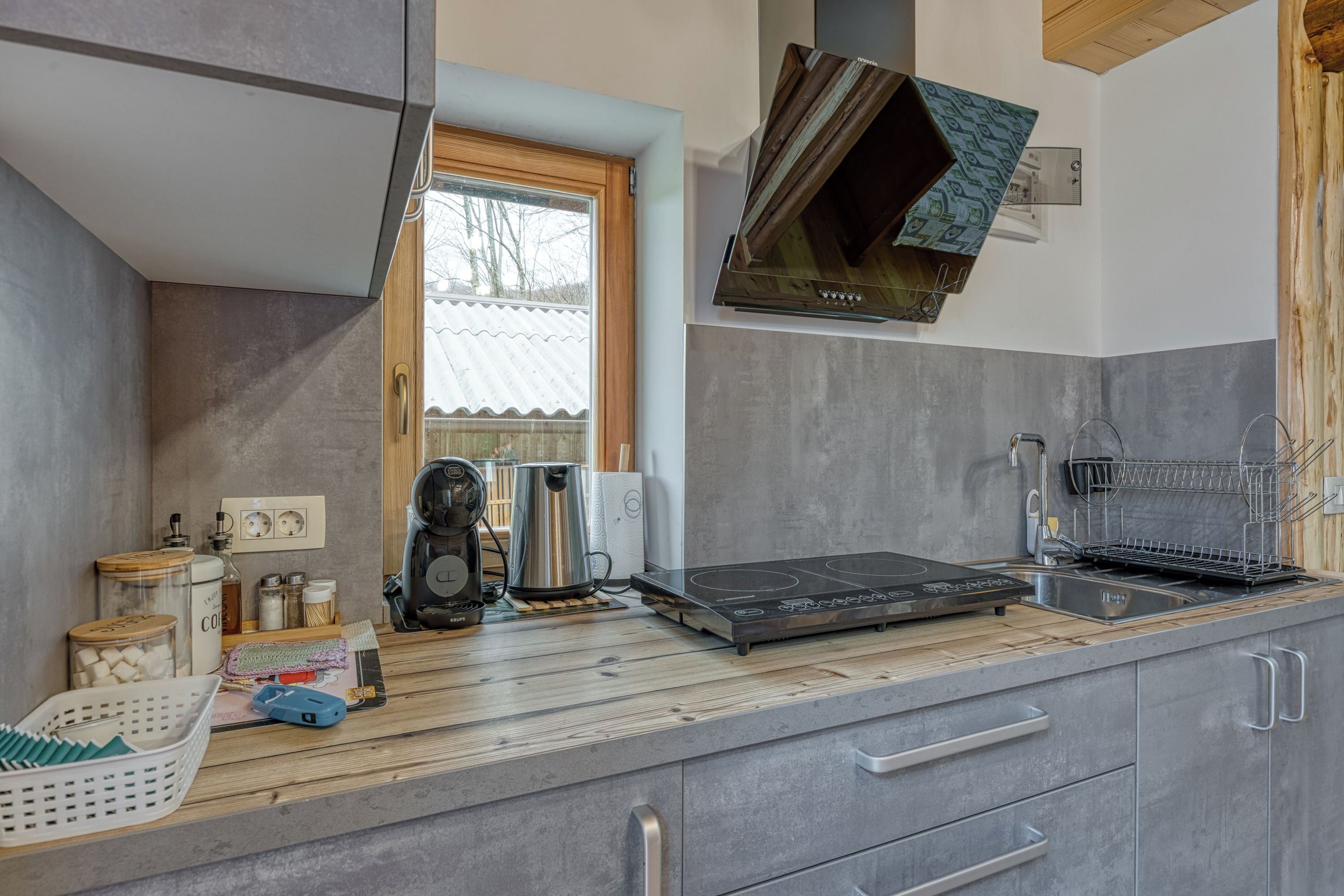 Refrigerador, parrilla de estufa, cafetera y tetera y tetera eléctrica 