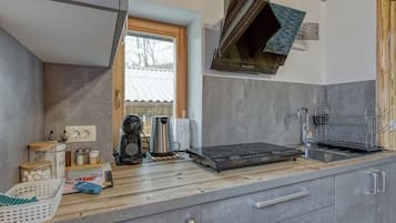 Refrigerador, parrilla de estufa, cafetera y tetera y tetera eléctrica