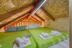 1 bedroom, bed sheets - Enchanted Cosy Chalet Kalanka (Kanal)