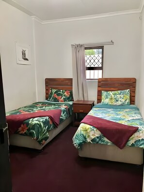 2 habitaciones, tabla de planchar con plancha, wifi y ropa de cama