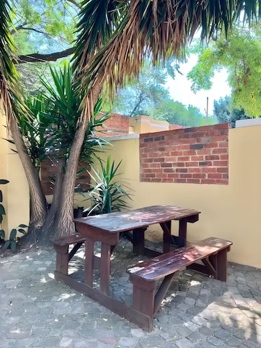 Charming 2-bedroom cottage in lovely Randburg with WiFi