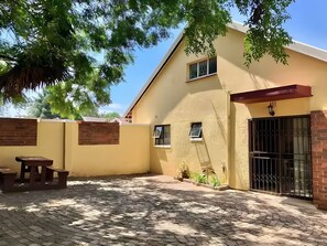 Outdoor dining - Charming 2-bedroom cottage in lovely Randburg with WiFi (Randburg)