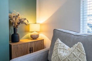 TV - Charming 2-Bedroom Property (York)