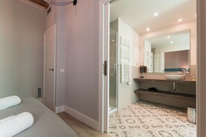 Douche, sèche-cheveux, serviettes fournies, papier toilette