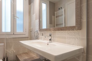 Een douche, een haardroger, handdoeken, toiletpapier