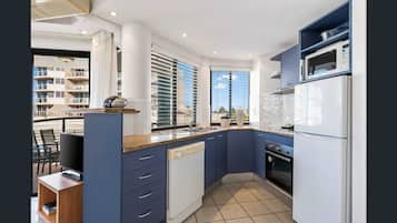 Een koelkast, een magnetron, een oven, een kookplaat