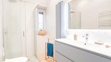 Dusche, Haartrockner, Bidet, Handtücher