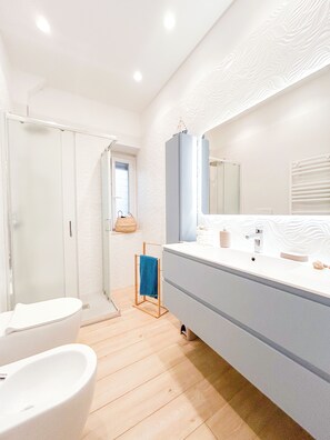 Een douche, een haardroger, een bidet, handdoeken