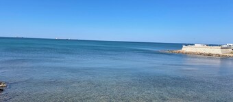 2-bedroom garden house in Civitavecchia with AC, WiFi. Close to everything !!