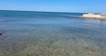 2-bedroom garden house in Civitavecchia with AC, WiFi. Close to everything !!