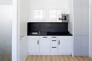Appartamento, vista città | Cucina privata | Frigorifero, microonde, piano cottura, lavastoviglie