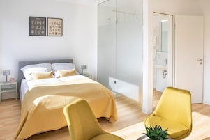 Doppia Deluxe, vista città | Biancheria da letto ipoallergenica, una scrivania, insonorizzazione