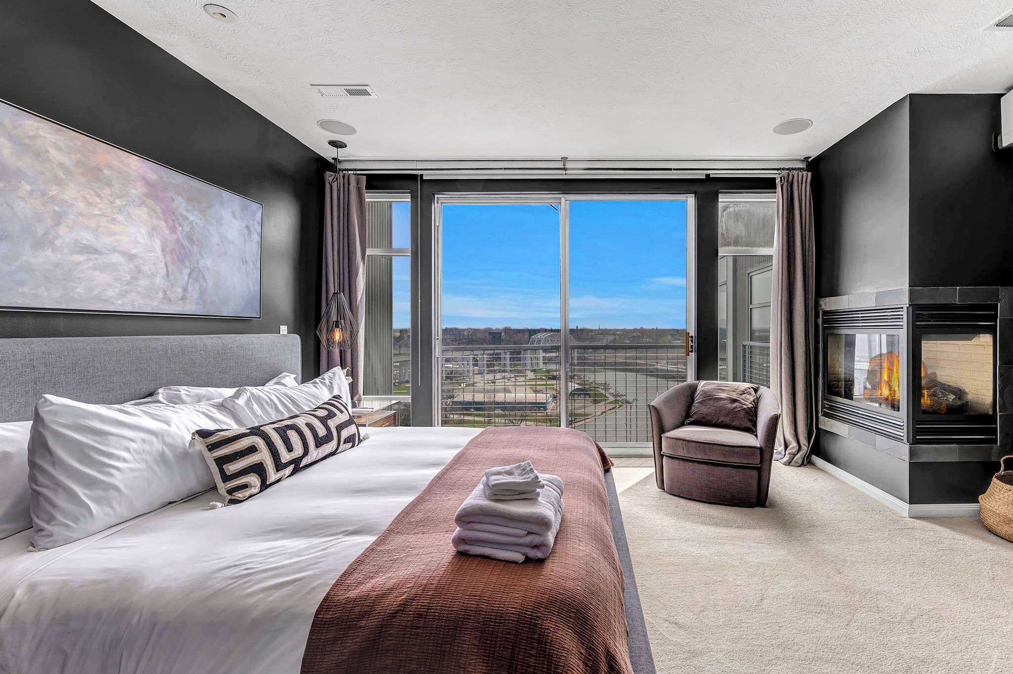 4 bedrooms, desk, iron/ironing board, WiFi