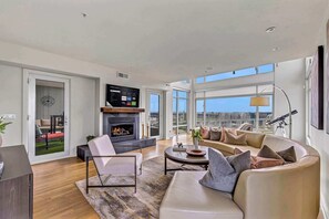 Televisión, chimenea, estéreo y oficina 