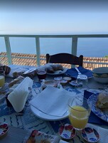 包含每日自助早餐