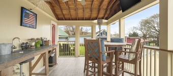 Artist Apartment | Renovated Wachapreague Condo Above Art Gallery w/ Rooftop Deck & Sunset Views