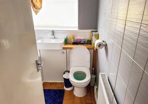 Huis | Badkamer | Een bad/douchecombinatie, een diep bad, een haardroger, handdoeken