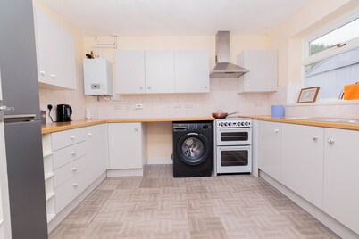 3 Bed - Sleeps 4 - Free Parking - Private Garden