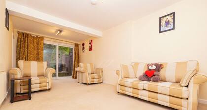 3 Bed - Sleeps 4 - Free Parking - Private Garden