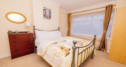 3 Bed - Sleeps 4 - Free Parking - Private Garden