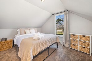 2 bedrooms, desk, iron/ironing board, WiFi