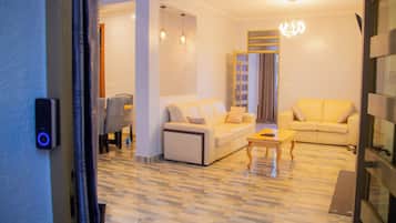 Căn hộ tiện nghi đơn giản, ban công, quang cảnh thành phố | 2 phòng ngủ, két bảo mật tại phòng, trang trí khác biệt