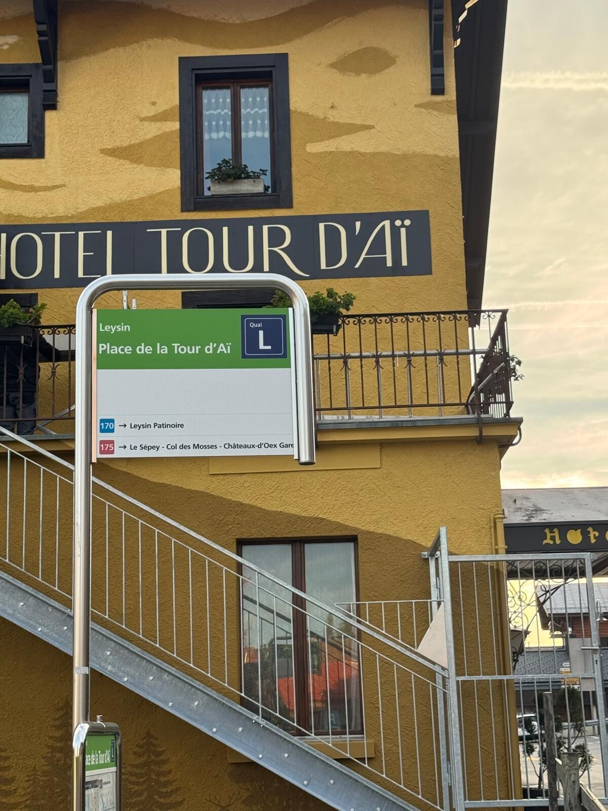 Un panneau indiquant l’hôtel Tour d’Ai, avec des indications pour se rendre aux lieux d’intérêt à proximité.
