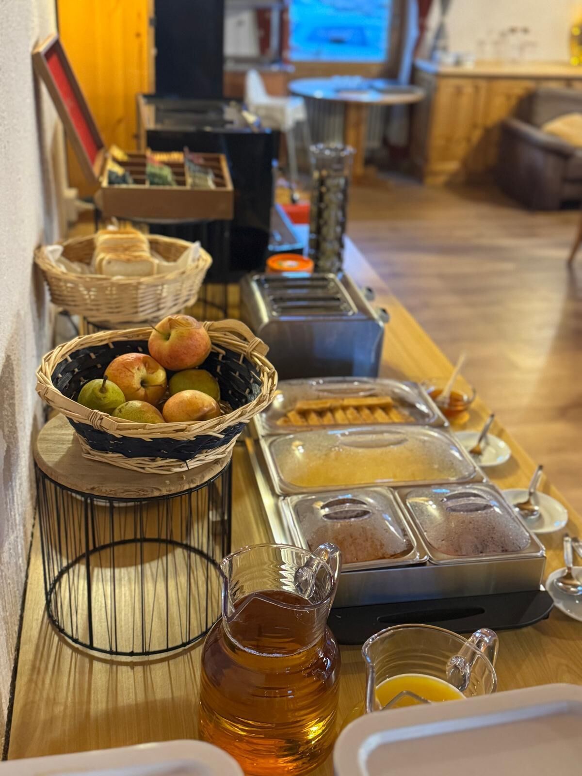 Un bufé con diversas opciones de comida y acompañamientos.