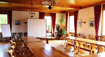 Breakfast, lunch and dinner served