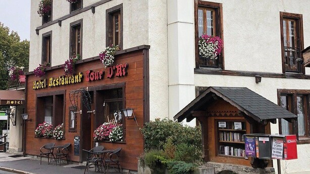 A two-story building with a sign reading "Hotel Restaurant Tour d'Heure". - Hotel La Tour d'Aï (Leysin)