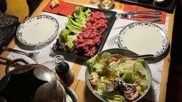 Morgunverður, hádegisverður og kvöldverður í boði