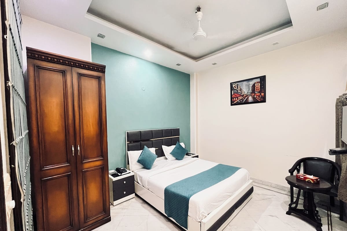 Basic Single Room | Premium bedding, in-room safe, desk, laptop workspace