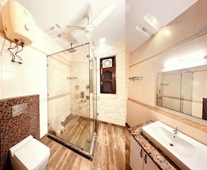 Premium Room | Bathroom | Shower, free toiletries, hair dryer, bathrobes